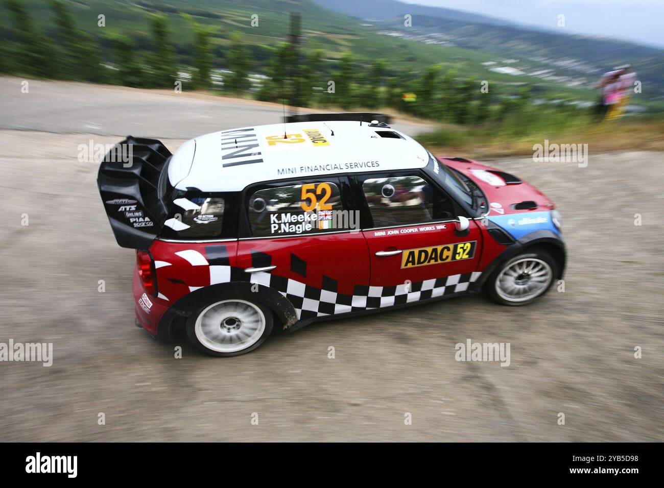 Trier, Deutschland, 21. August 2011, Kris Meeke und sein Mitfahrer Paul Nagle in ihrem Prodrive Mini auf der regnerischen SS16 (Moselwein 1) des WRC ADAC Deutsch Stockfoto