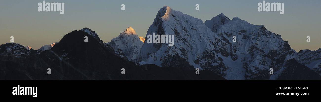 Sonnendurchflutete Berggipfel von Ama Dablam und Cholatse bei Sonnenuntergang, Nepal, Asien Stockfoto