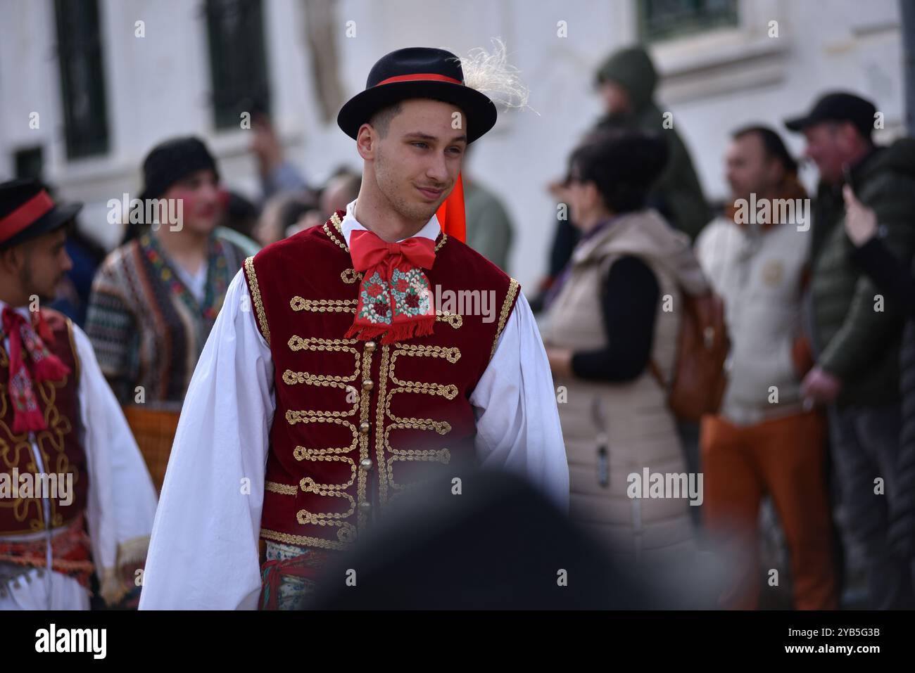 RIMETEA, RUMÄNIEN - 2. MÄRZ 2024: Menschen in traditioneller ungarischer Tracht feiern den Karneval am Ende des Winters Stockfoto