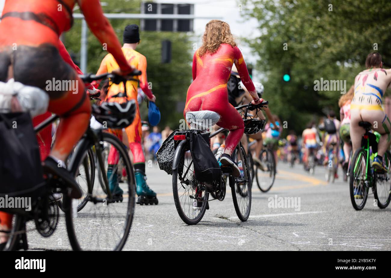 Die jährliche Fremont Solstice Parade findet im Juni in Seattle statt, ein festliches, skurriles Ereignis, das typischerweise von einer Vielzahl von farbenfrohen nackten und halbnackten Körpermalereien geleitet wird Stockfoto