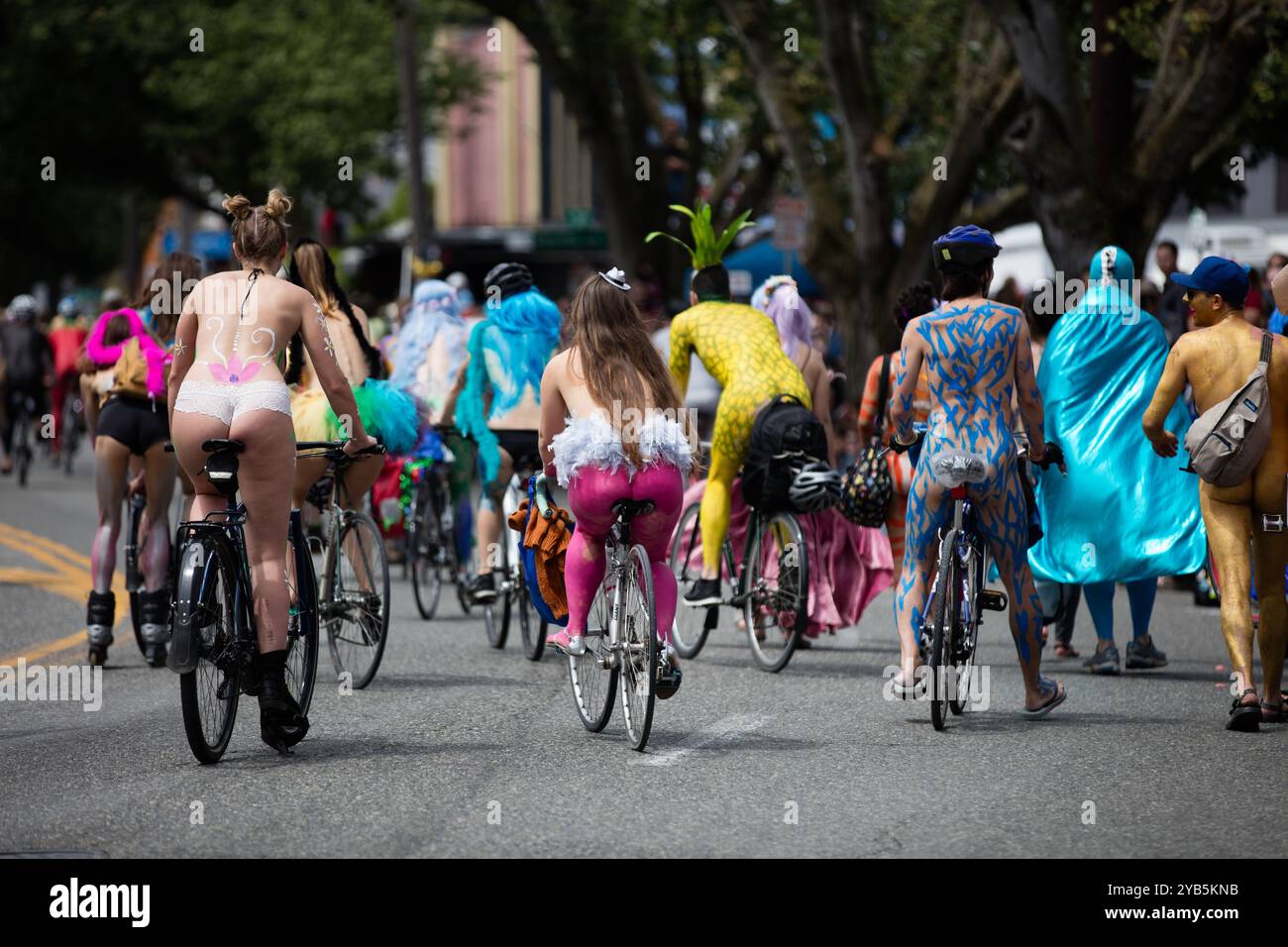 Die jährliche Fremont Solstice Parade findet im Juni in Seattle statt, ein festliches, skurriles Ereignis, das typischerweise von einer Vielzahl von farbenfrohen nackten und halbnackten Körpermalereien geleitet wird Stockfoto