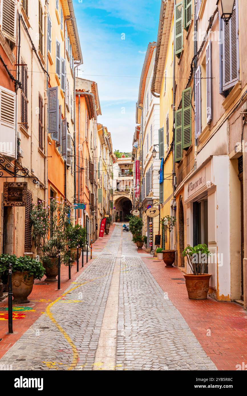 Straße und Fassaden des Dorfes Ollioules im Var in der Provence, Frankreich Stockfoto