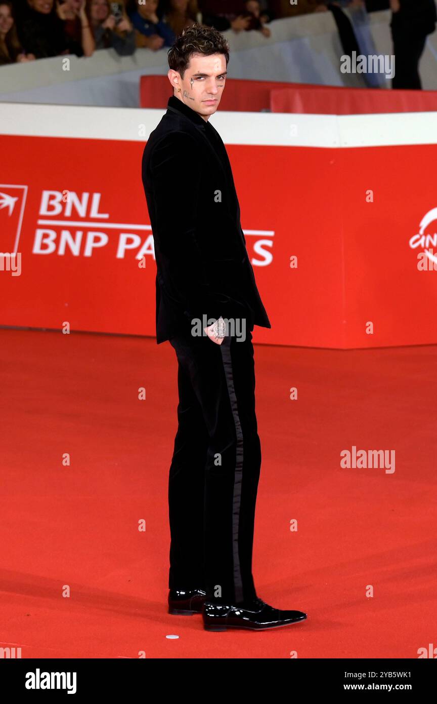 Achille Lauro bei der Festivaleröffnung mit der Premiere des Kinofilms 'Berlinguer. La grande ambizione / The Great Ambition' auf dem 19. Internationales Filmfestival von Rom / Festa del Cinema di Roma 2024 im Auditorium Parco della Musica. Rom, 16.10.2024 Stockfoto