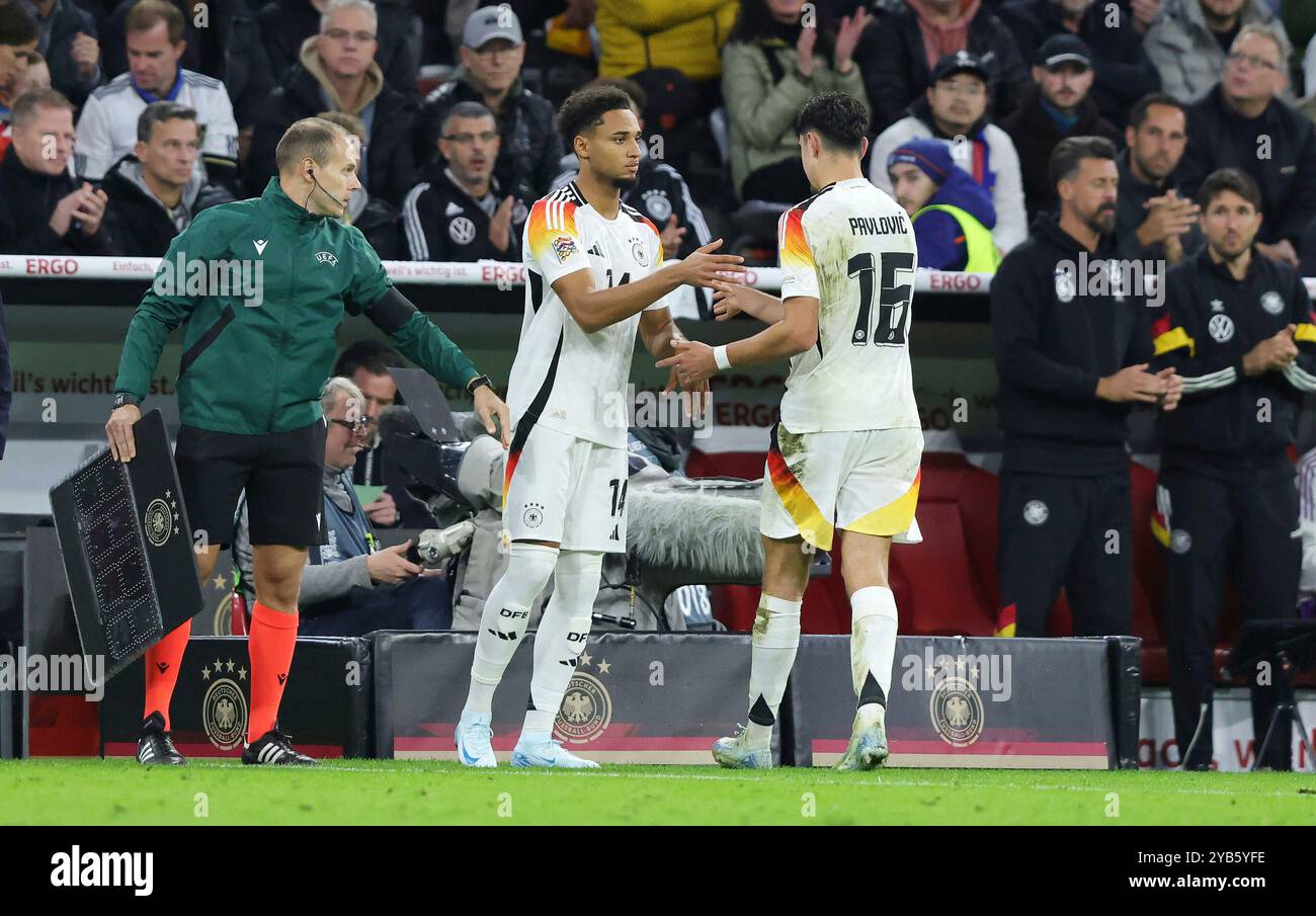 München, Deutschland. Oktober 2024. firo : 14.10.2024, Fußball, Fußball, internationales Spiel DFB Nationalmannschaft Männer's Nations League Deutschland, GER - Niederlande Holland, NED 1:0 Substitution, Substitution, Kevin Schade aus Deutschland kommt auf Aleksandar Pavlovic von Deutschland Debüt Credit: dpa/Alamy Live News Stockfoto