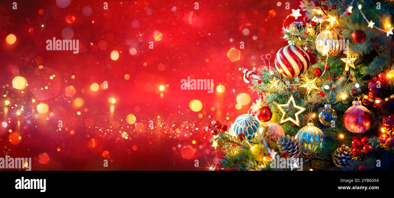 Weihnachtsbaum In Rot Glänzend Glitzerndem Hintergrund - Kugeln Hängen Auf Tanne Mit Abstrakten Lichtern Stockfoto