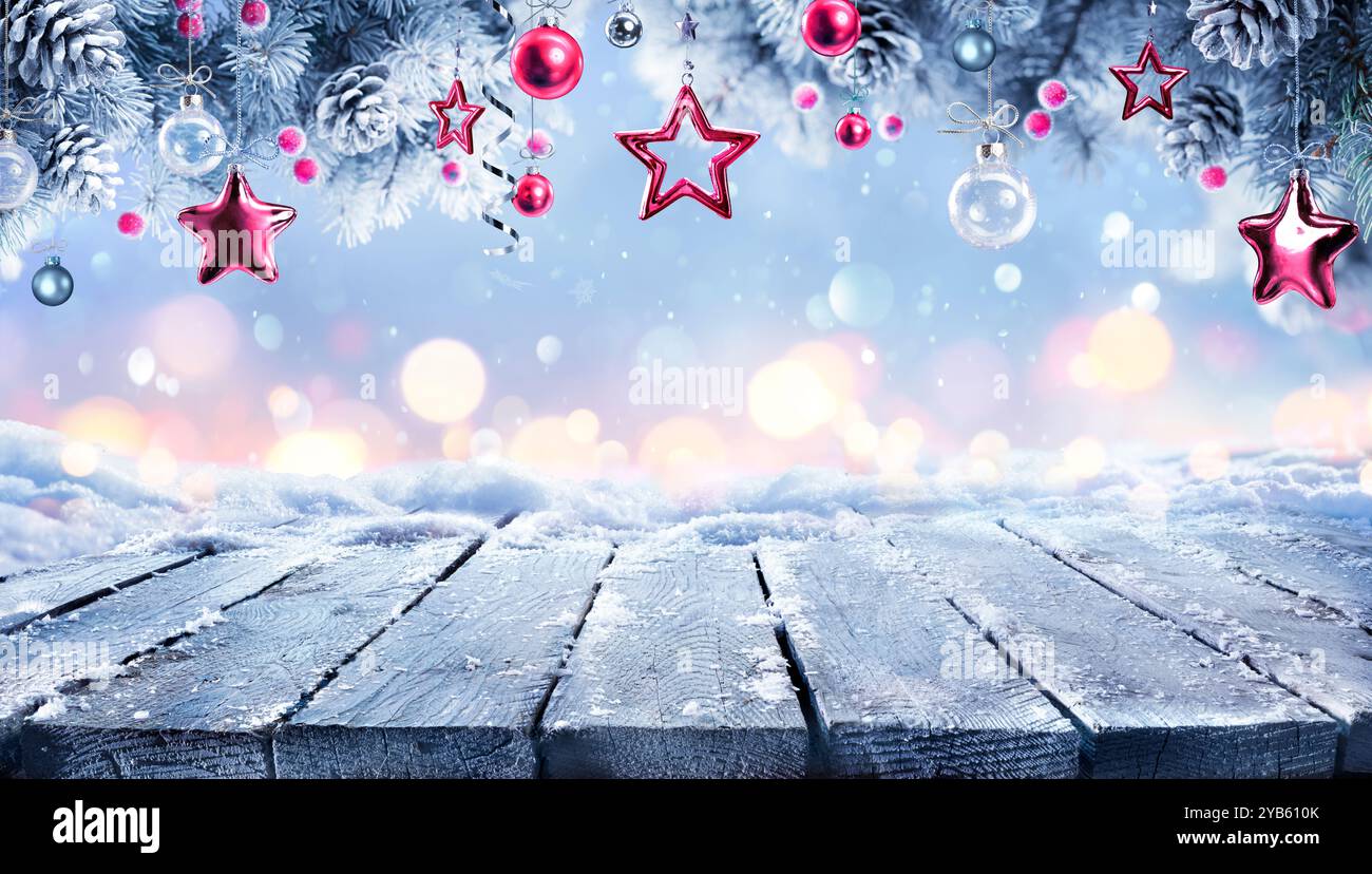 Weihnachts-Wintertisch Mit Rotem Ornament Auf Schnee - Abstrakter Schneefall Im Hintergrund Stockfoto