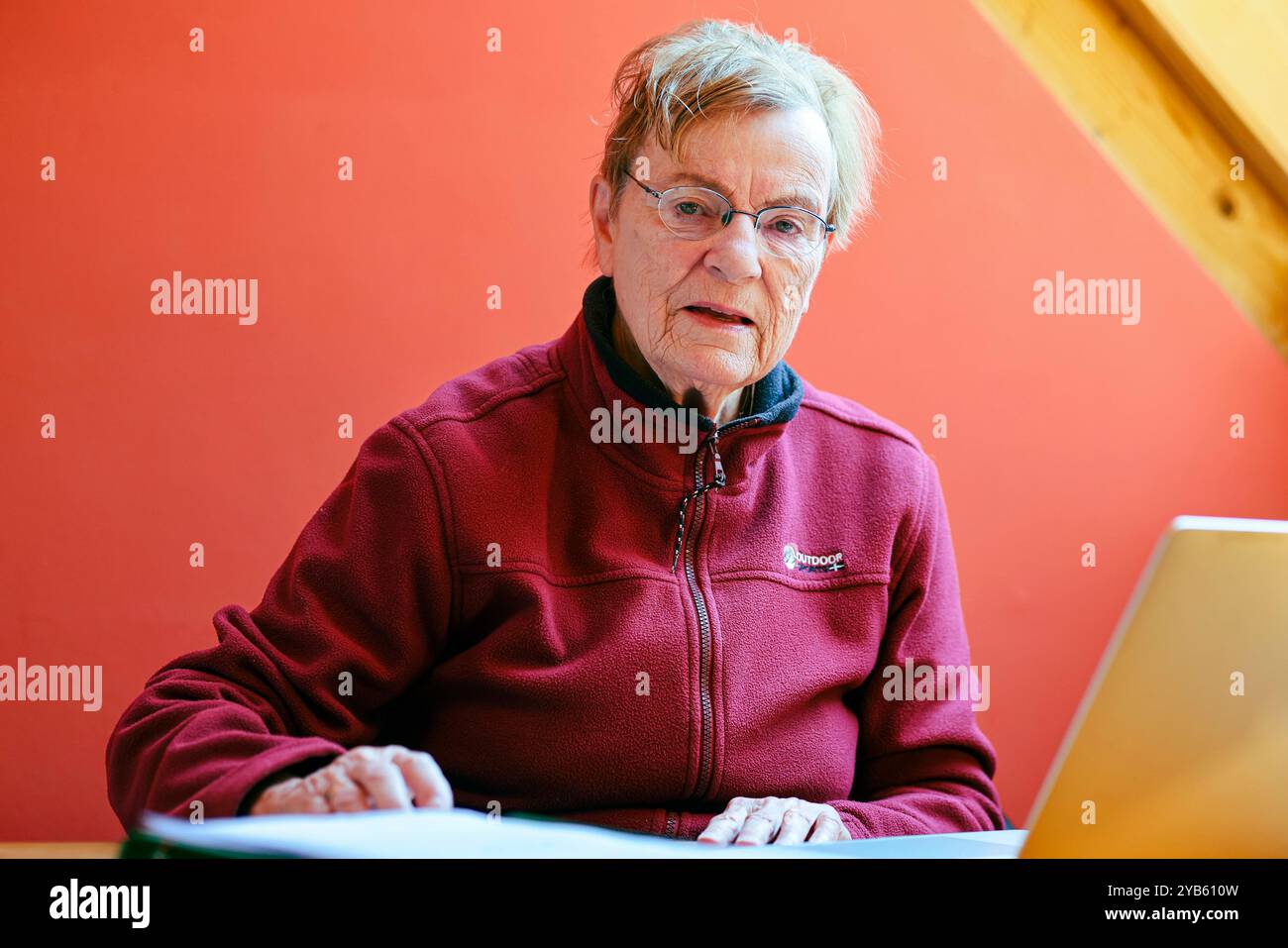 Gadendorf, Deutschland. Oktober 2024. Doktor Gabriele Kaczmarczyk sitzt an einem Schreibtisch in ihrem Haus. Die Ärztin aus Berlin war bis 2021 Vizepräsidentin der Deutschen Ärztekammer (DÄB), für die sie heute als Senior Consultant tätig ist. Vor rund 100 Jahren, am 25. Oktober 1924, fand in Berlin die Gründungsversammlung der DÄB statt. Frank Molter/dpa/Alamy Live News Stockfoto