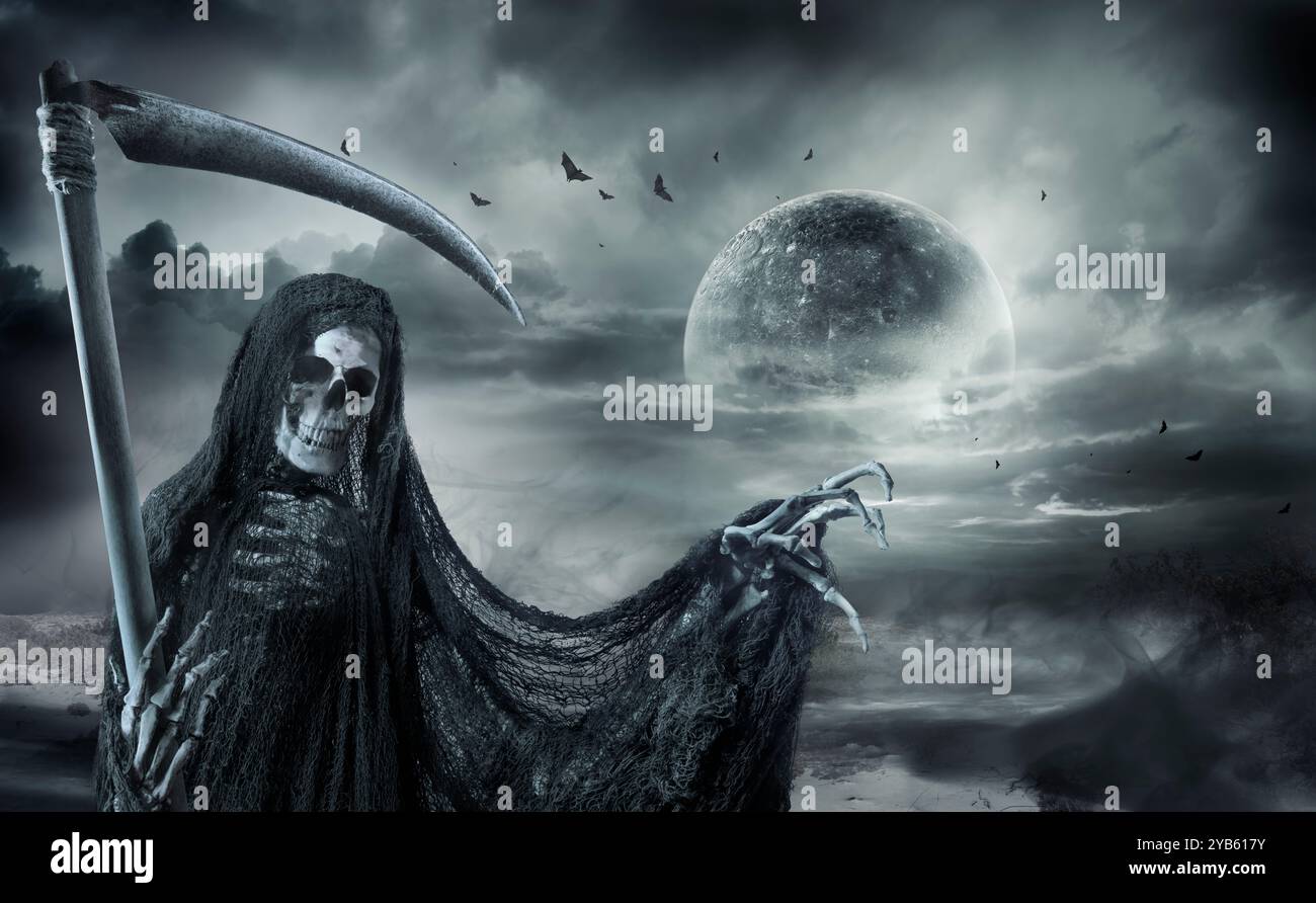 Grim Reaper Mit Skythe Und Halloween Moon Stockfoto