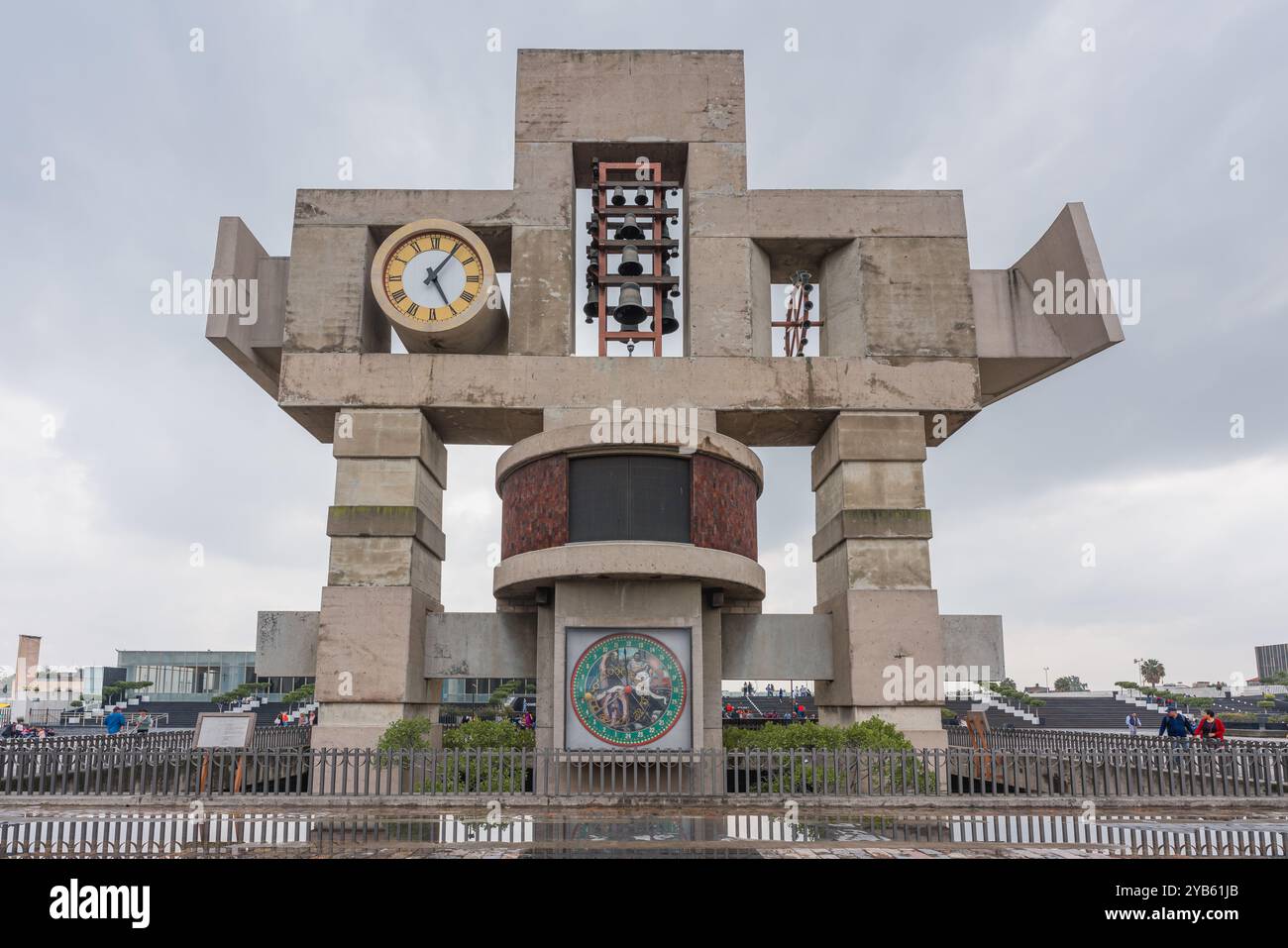 Mexiko-Stadt, Mexiko. September 2024. Der Glockenturm der Basilika von Guadalupe wurde 1991 fertiggestellt und vom mexikanischen Architekten Pedro Ramírez Vázquez entworfen Stockfoto