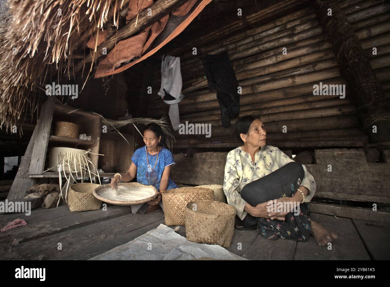 Porträt älterer Frauen auf der Veranda eines Hauses im traditionellen Dorf Tarung in Soba Wawi, Loli, Waikabubak, West Sumba, Ost Nusa Tenggara, Indonesien. Stockfoto