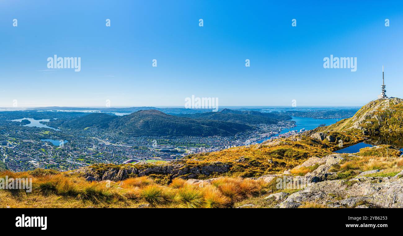 Herbst auf dem Ulriken in Bergen, Westnorwegen. Ulriken ist mit der Seilbahn erreichbar und bietet einen herrlichen Blick über Bergen. Stockfoto