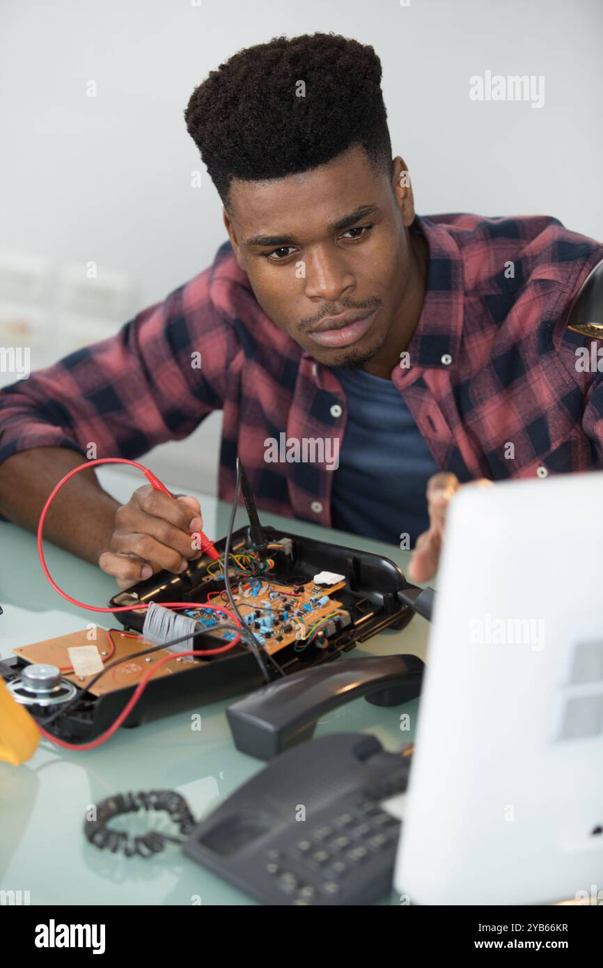 Elektriker mit Kabelsalat Stockfoto