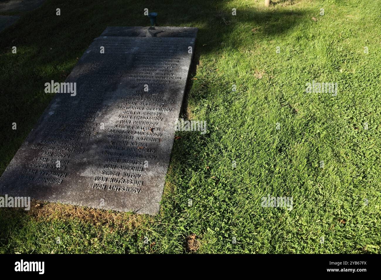 Gedenkstätte für russische Soldaten, die während des Zweiten Weltkriegs auf dem Friedhof Eiganes in Stavanger, Norwegen getötet wurden. Stockfoto