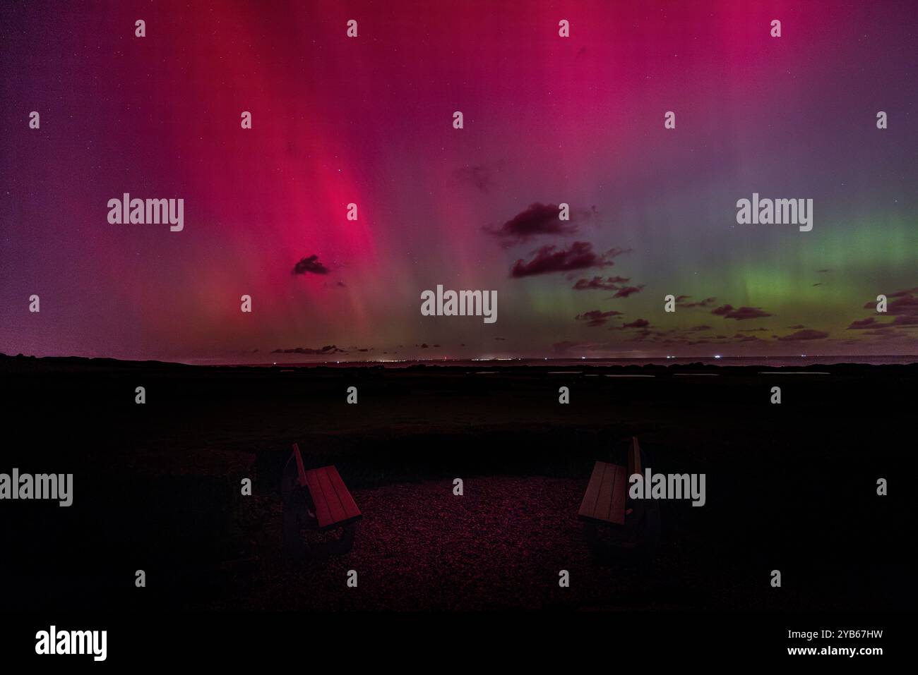 Aurora Borealis, gegenüber der englischen Küste, Tardinghen, Frankreich, Opalküste, 11. Oktober, 2024 Stockfoto