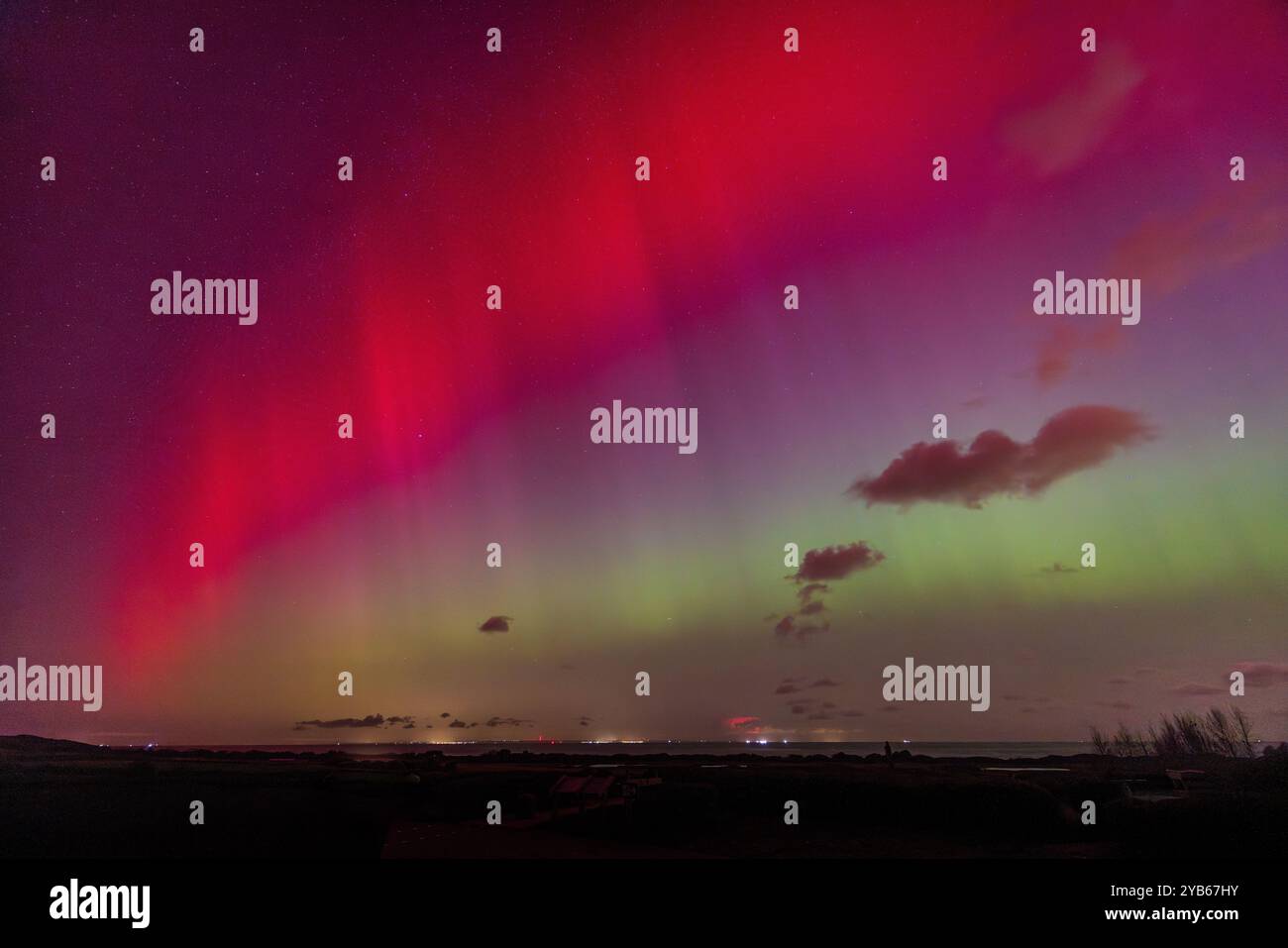 Aurora Borealis, gegenüber der englischen Küste, Tardinghen, Frankreich, Opalküste, 11. Oktober, 2024 Stockfoto