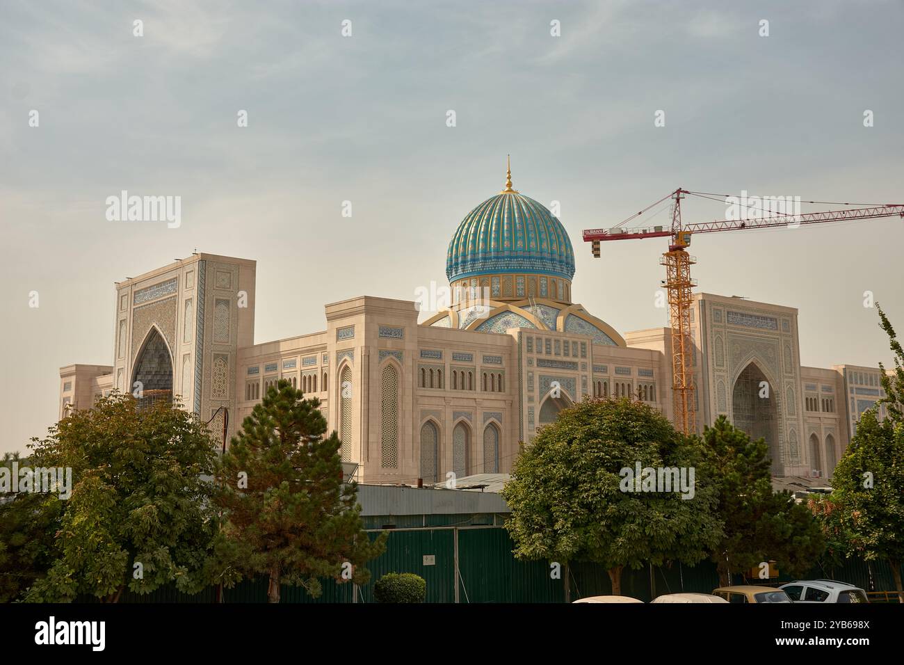 Die Pracht des Islamischen Zivilisationszentrums in Taschkent, Usbekistan, ist ein architektonisches Meisterwerk, das die tiefe Verbindung des Landes zu seinen symbolisiert Stockfoto