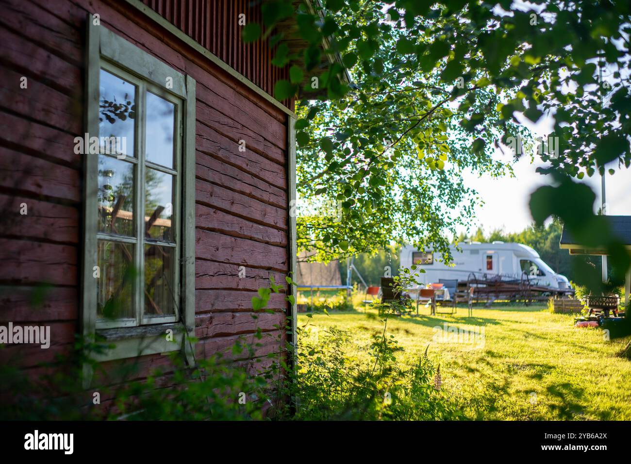 Freizeitfahrzeug und finnisches Sommerhaus im Hochsommer. Stockfoto