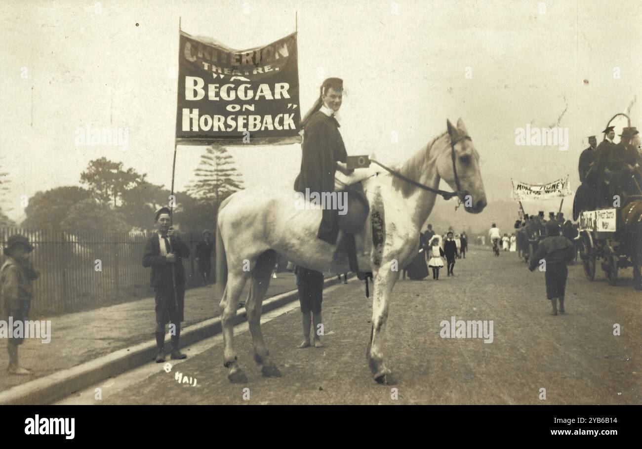 Sydney Australien Anfang der 1900er Jahre Im Criteria Theatre Sydney findet eine Parade statt, bei der Ein Bettler auf dem Pferderücken geworben wird. Stockfoto