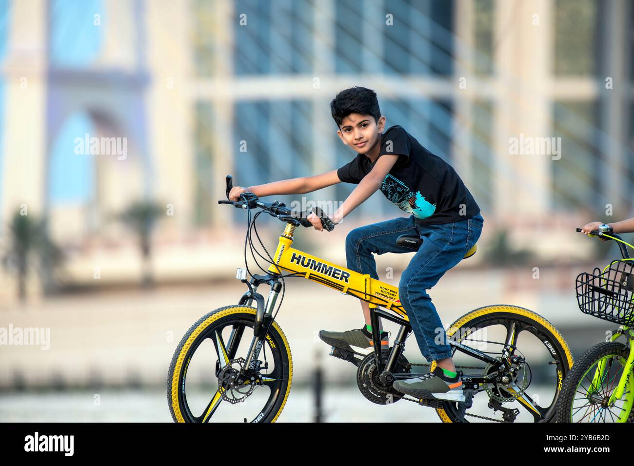 Junge fährt sein Fahrrad am Katar Sports Day Stockfoto