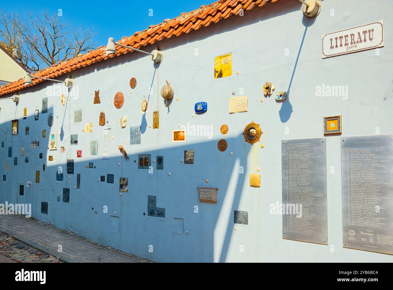 Vilnius, Litauen - 12. April 2018: Literarische Straße ist eine der ältesten Straßen in der Altstadt von Vilnius, Litauen. Wand der literarischen Werke der Kunst. Stockfoto