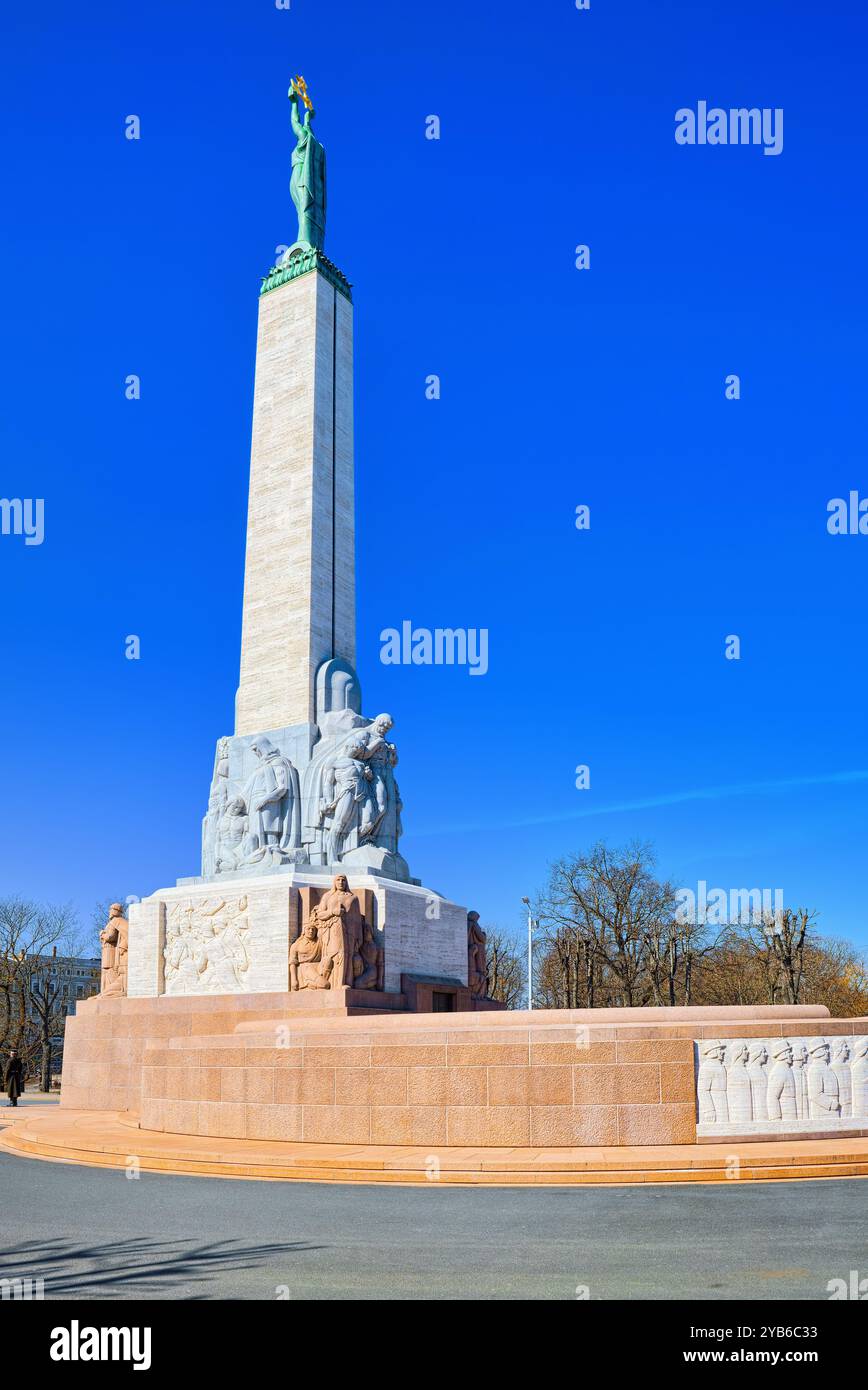 Das Denkmal der Freiheit in Riga ist eine der wichtigsten Sehenswürdigkeiten der Stadt und einem der inoffiziellen Symbole Lettlands. Stockfoto