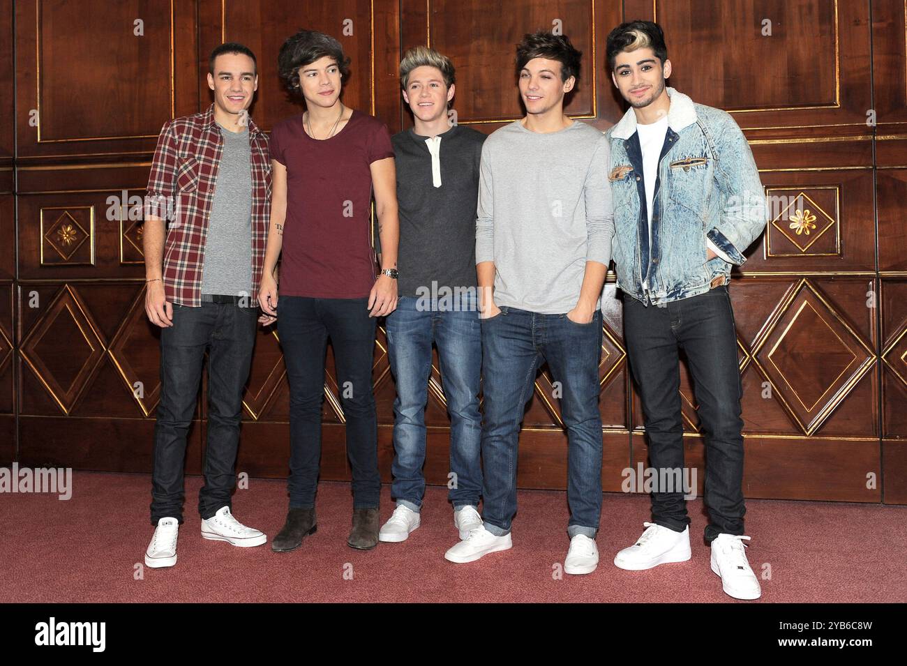 Mailand Italien 01/11/2012: Niall Horan, Harry Styles, Louis Tomlinson, Zayn Malik, Liam Payne Sänger einer Gruppe aus einer Richtung während des Fotoshootings im Principe di Savoia Hotel Stockfoto