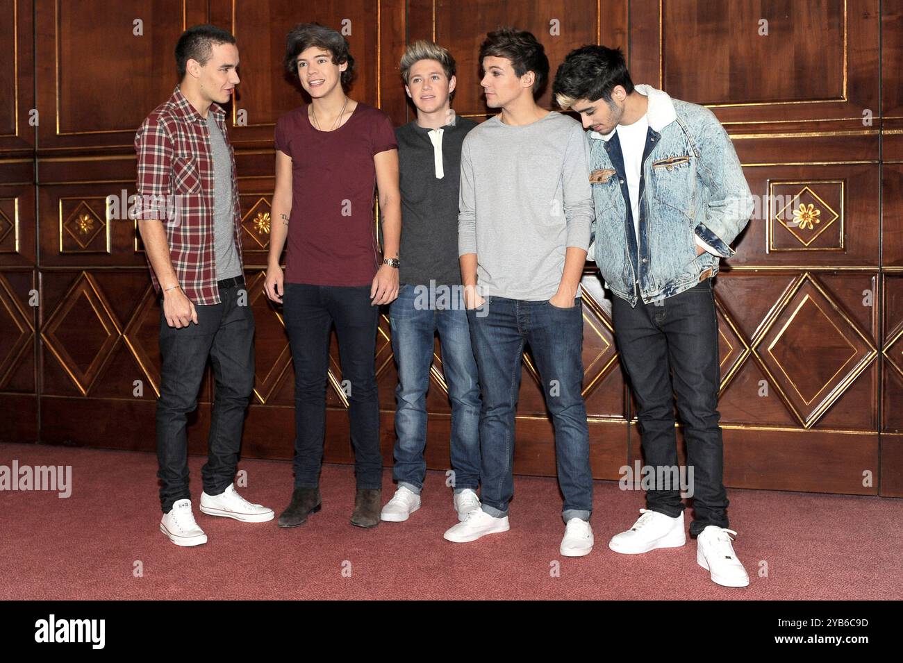 Mailand Italien 01/11/2012: Niall Horan, Harry Styles, Louis Tomlinson, Zayn Malik, Liam Payne Sänger einer Gruppe aus einer Richtung während des Fotoshootings im Principe di Savoia Hotel Stockfoto