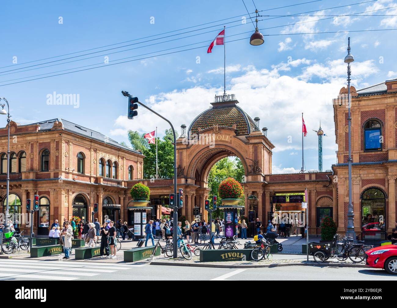 Haupteingang zu den Tivoli-Gärten, einem Vergnügungspark und Vergnügungspark, der 1843 im Zentrum von Kopenhagen, Dänemark, eröffnet wurde. Stockfoto