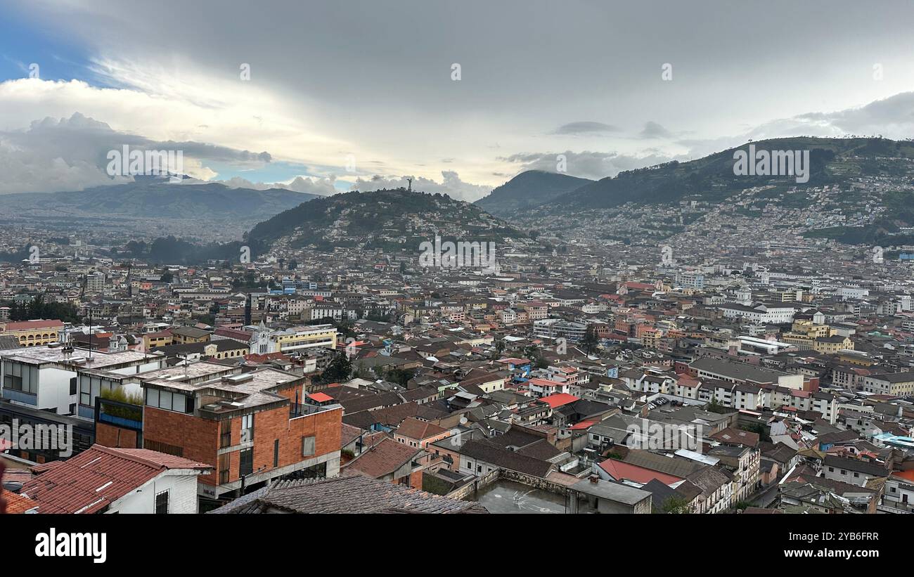 Blick auf den südlichen Teil von Quito, der Hauptstadt Ecuadors, der sich wie eine Zunge zwischen den Bergketten erstreckt und sogar die Hügel füllt. Stockfoto