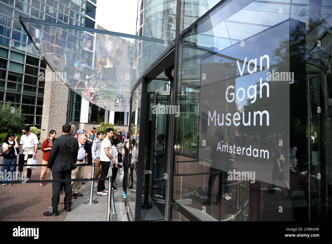 Amsterdam, Niederlande - 26. August 2024: Menschen in der Nähe des Van Gogh Museums, Niederlande. Stockfoto