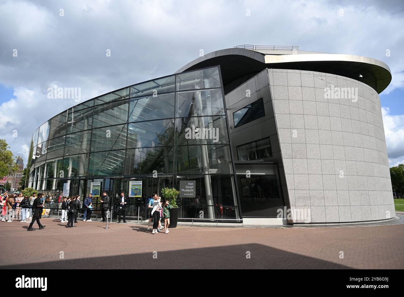 Amsterdam, Niederlande - 26. August 2024: Menschen in der Nähe des Van Gogh Museums, Niederlande. Stockfoto