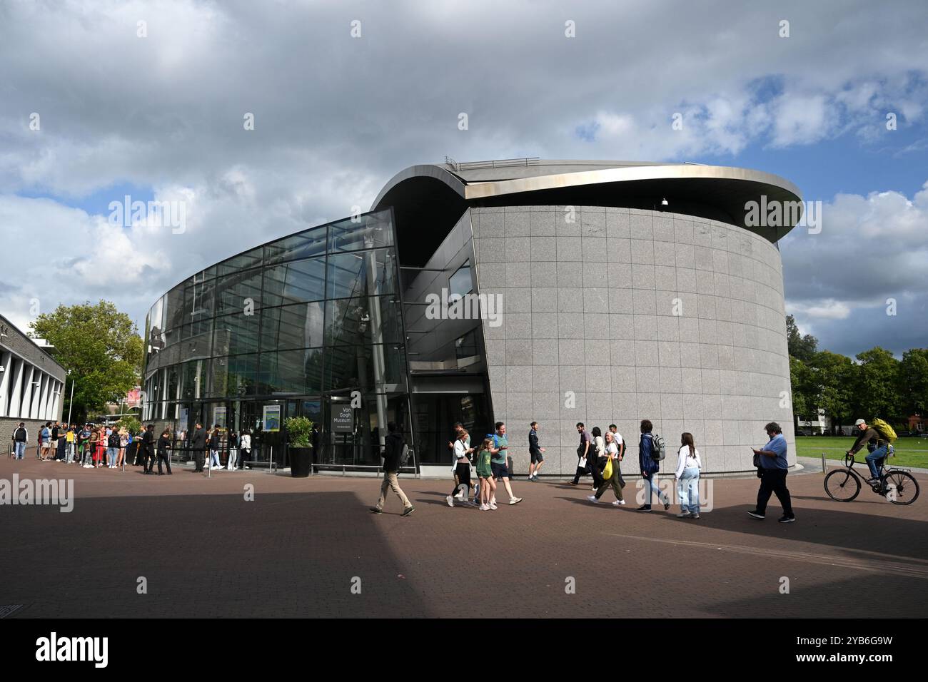 Amsterdam, Niederlande - 26. August 2024: Menschen in der Nähe des Van Gogh Museums, Niederlande. Stockfoto