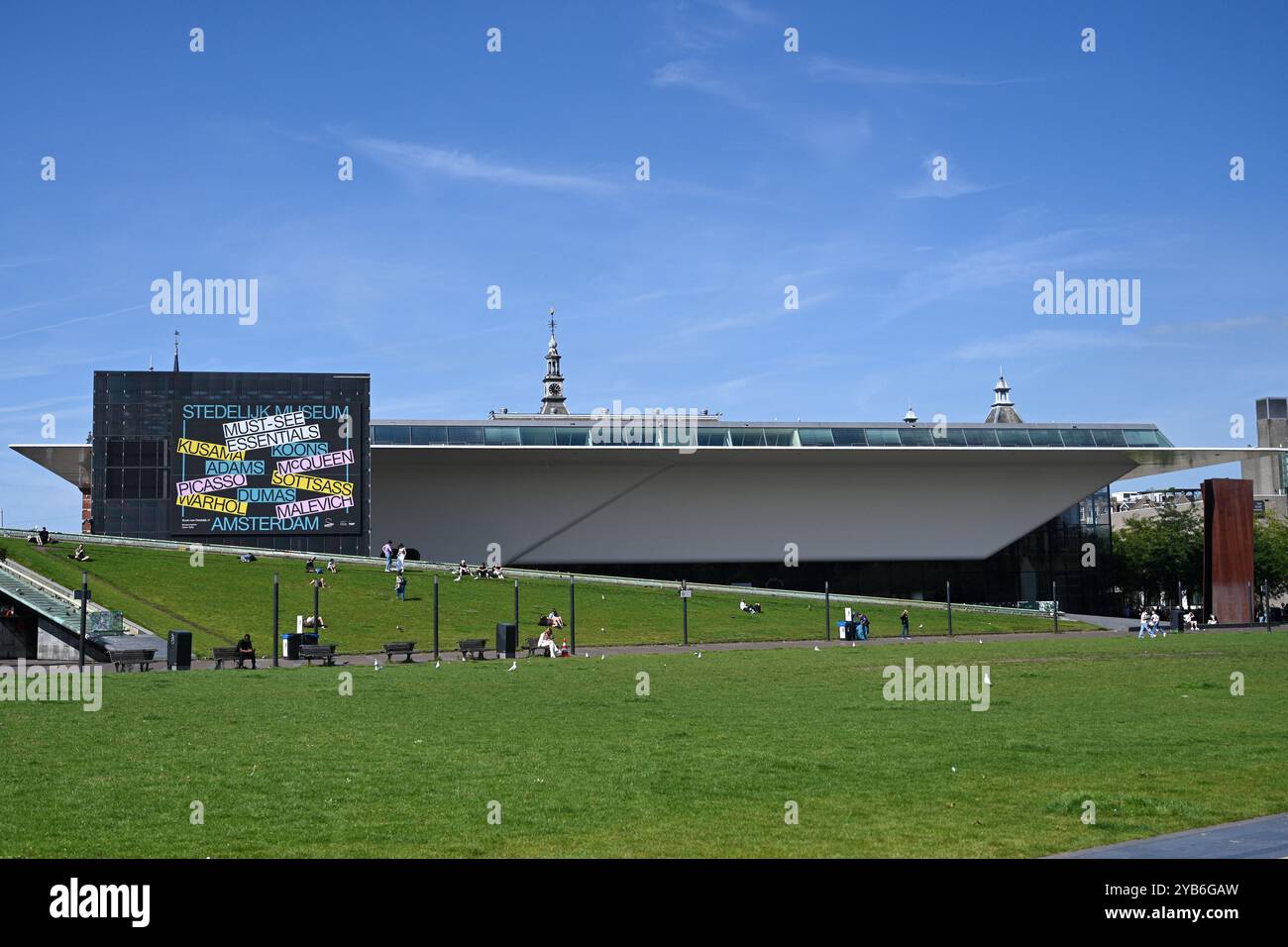 Amsterdam, Niederlande - 27. August 2024: Menschen in der Nähe des Stedelijk Museums Amsterdam, Niederlande. Stockfoto