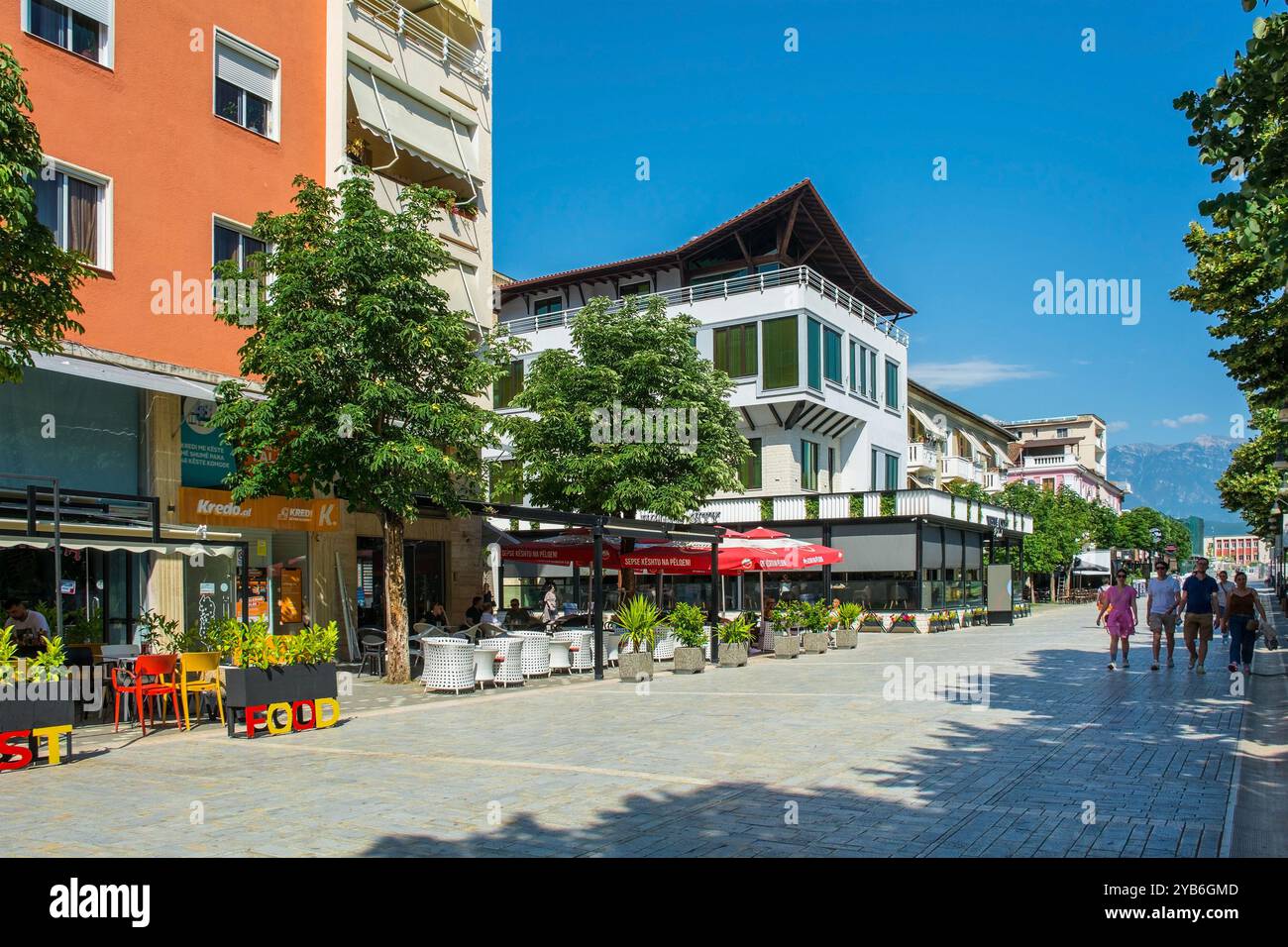 Berat, Albanien - 1. Juni 2024. Bulevardi Republika, eine Straße mit Bars und Restaurants, im Mangalem Viertel von Berat. Ein wichtiges Touristenzentrum Stockfoto