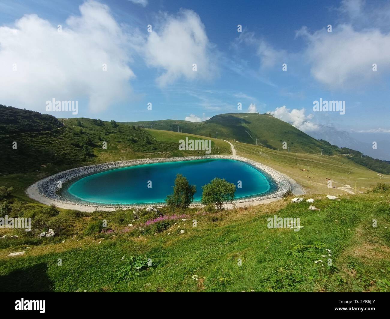 Blick auf das künstliche Hochgebirgsbecken in den Bobbio-Ebenen, valsassina. Stockfoto