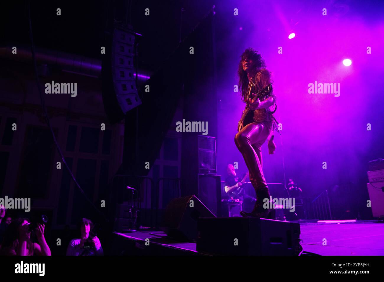 Der englische Songwriter, Sänger und Musiker Barns Courtney trat live ...