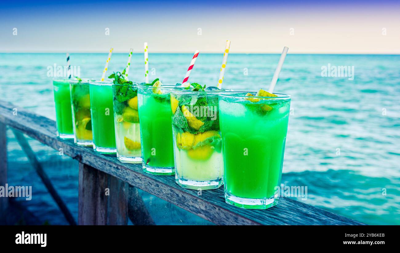 Sieben grüne Cocktails vor dem indischen Ozean Stockfoto