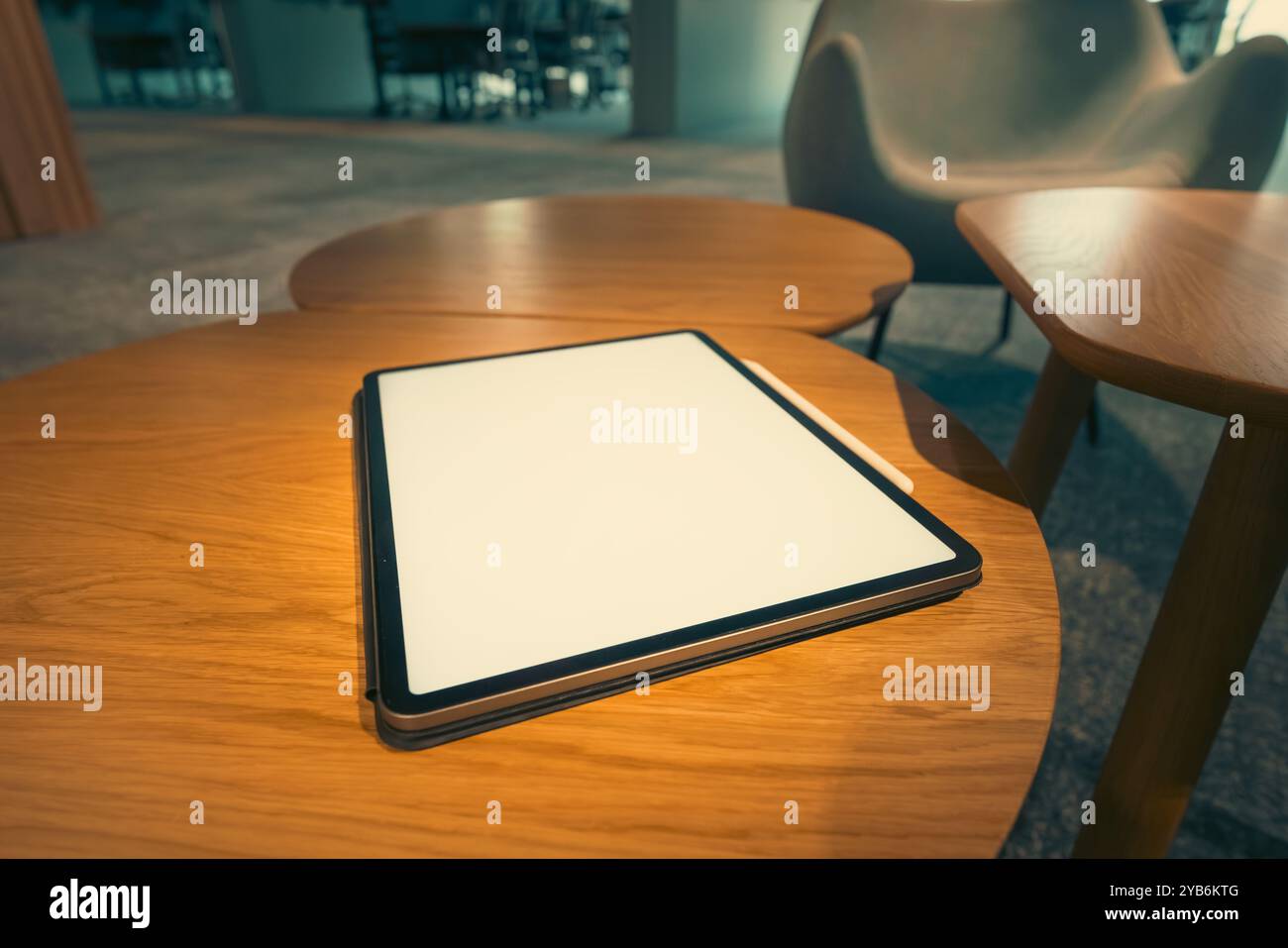 Grafik-Tablet-Lesegerät mit weißem Bildschirm, Modell Home Office Space Innengerät auf Tisch Stockfoto