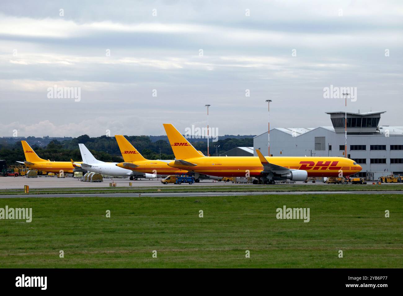 DHL Express-Hub am Flughafen East Midlands. Frachter auf dem Asphalt. Stockfoto