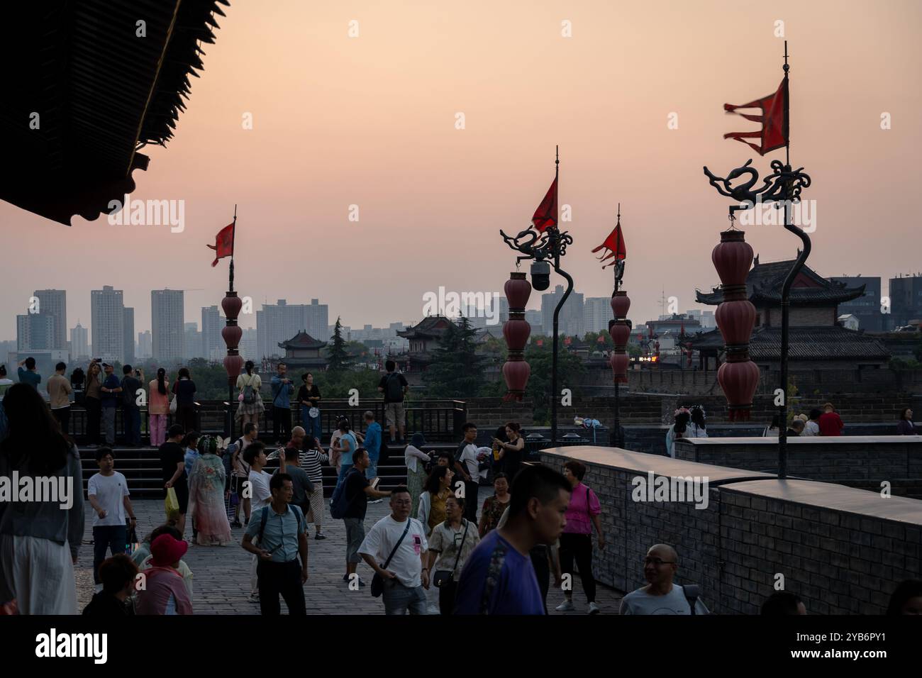 XI'an, China - 23. September 2024: Die Menschen genießen den Sonnenuntergang über der Altstadt von Xi'an vom Yongningmen-Tor in der alten Stadtmauer in Shaanxi im Zentrum Stockfoto