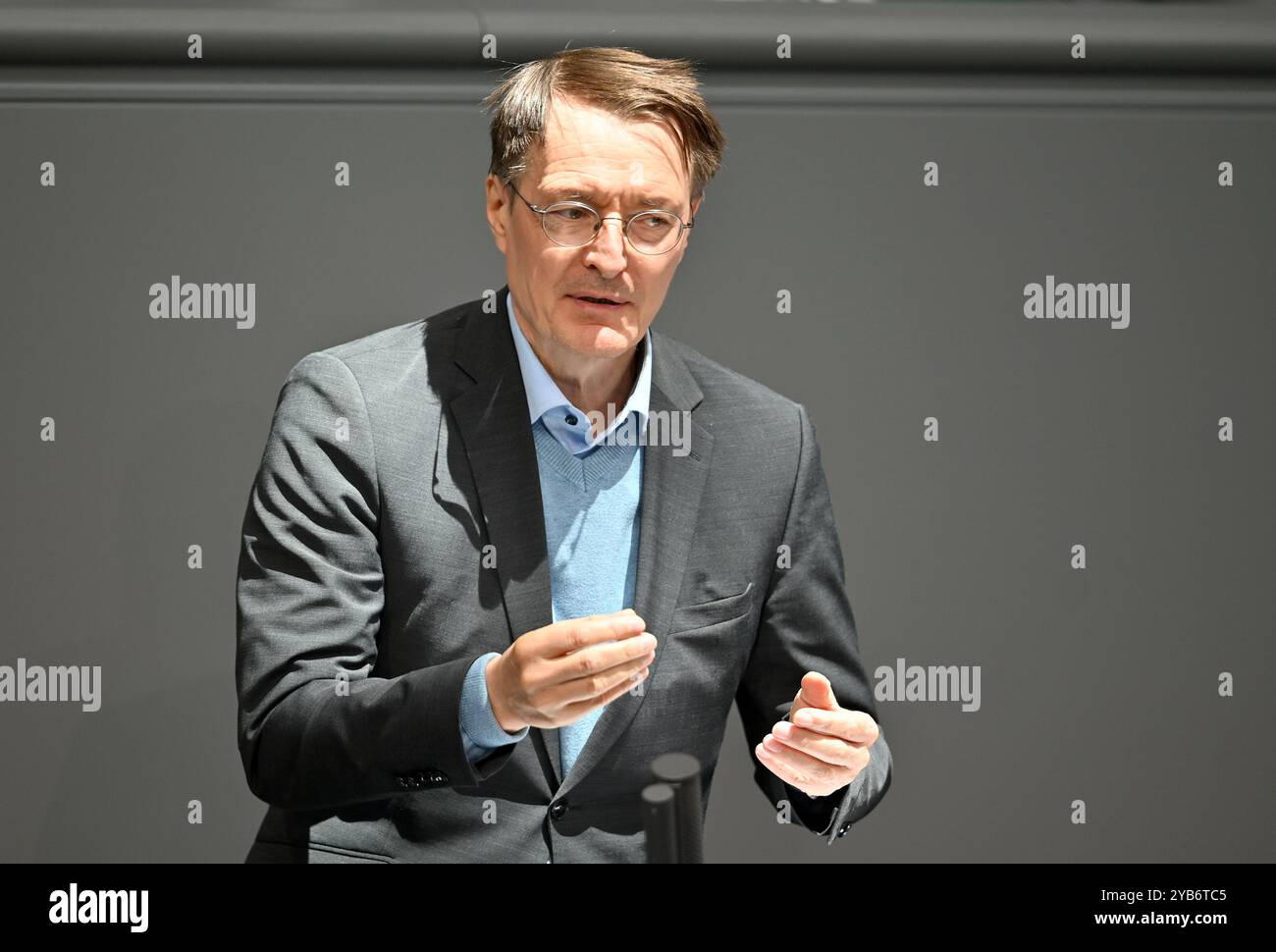 Berlin, Deutschland. Oktober 2024. Bundesgesundheitsminister Karl Lauterbach (SPD) spricht im Plenum des Deutschen Bundestages. Die Hauptthemen der 194. Sitzung der 20. Legislaturperiode sind eine Debatte über ein Jahr der Nationalen Sicherheitsstrategie, die Krankenhausreform, der Äquivalenzbericht 2024 und ein Gesetz zur Reorganisation des militärischen Disziplinarrechts. Quelle: Rabea Gruber/dpa/Alamy Live News Stockfoto