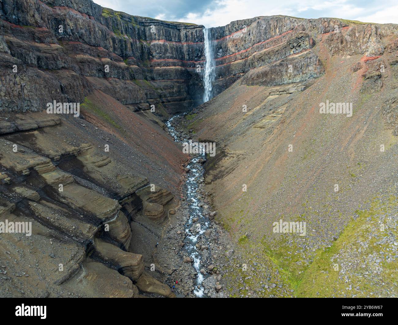 Wasserfall Hengifoss, basaltische Schichten mit roten Sedimentschichten verwoben, Luftaufnahme, Island Stockfoto