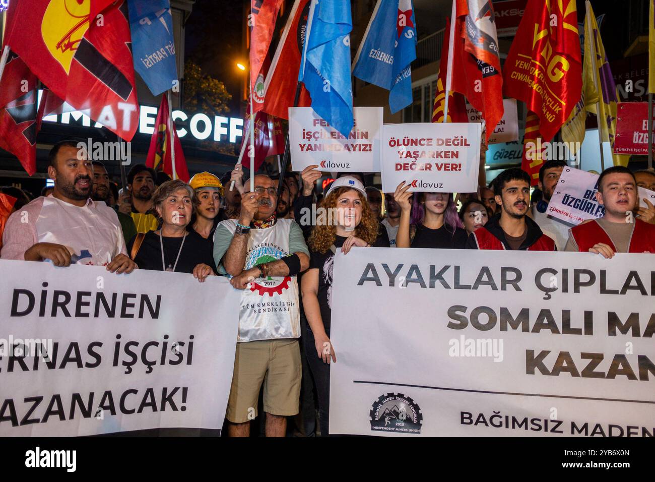 Izmir, Türkei. Oktober 2024. Bergbauarbeiter und Aktivisten von Fernas sahen während des Protestes Losungen. Die Bergbauarbeiter von Fernas im Stadtteil Soma in Manisa wurden von ihren Arbeitsplätzen entlassen, weil sie sich gewerkschaftlich organisieren wollten. Am 14. Oktober traten die Arbeiter in den Hungerstreik von Manisa in die Hauptstadt Ankara. Am nächsten Tag in der Nacht sperrte die Polizei die Arbeiter ein. Diese Aktion der Arbeiter fand in der ganzen Türkei Reaktion. Izmirs politische Parteien und Gewerkschaften organisierten eine Sit-in- und Pressemitteilung, die die Bergarbeiter unterstützte. Quelle: SOPA Images Limited/Alamy Live News Stockfoto