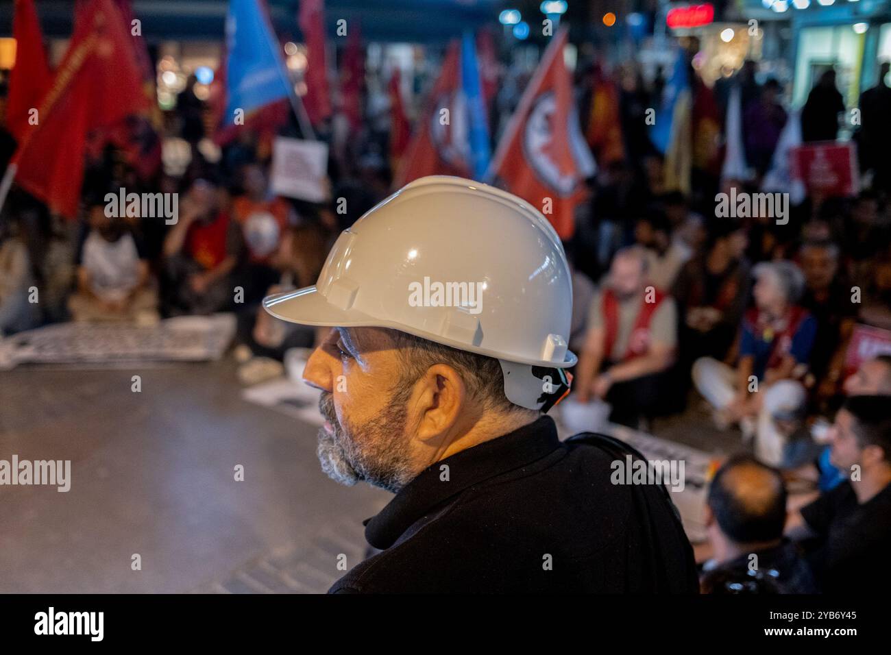 Izmir, Türkei. Oktober 2024. Ein Demonstrant mit dem harten Hut eines Bergarbeiters, der während des Protestes gesehen wurde. Die Bergbauarbeiter von Fernas im Stadtteil Soma in Manisa wurden von ihren Arbeitsplätzen entlassen, weil sie sich gewerkschaftlich organisieren wollten. Am 14. Oktober traten die Arbeiter in den Hungerstreik von Manisa in die Hauptstadt Ankara. Am nächsten Tag in der Nacht sperrte die Polizei die Arbeiter ein. Diese Aktion der Arbeiter fand in der ganzen Türkei Reaktion. Izmirs politische Parteien und Gewerkschaften organisierten eine Sit-in- und Pressemitteilung, die die Bergarbeiter unterstützte. Quelle: SOPA Images Limited/Alamy Live News Stockfoto