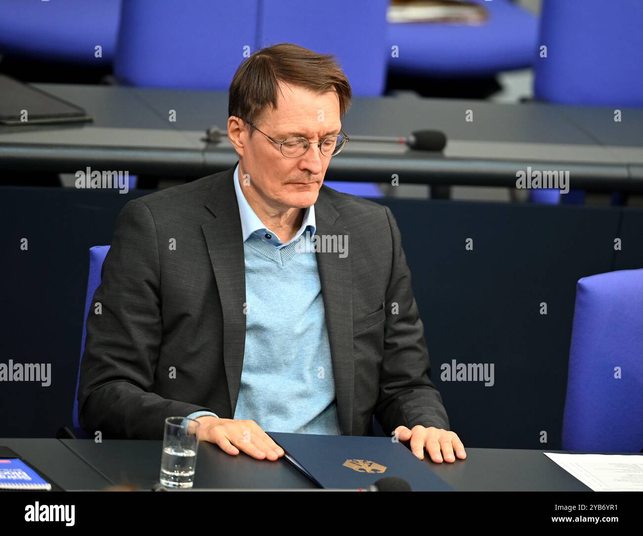 Berlin, Deutschland. Oktober 2024. Bundesgesundheitsminister Karl Lauterbach (SPD) nimmt an der Plenartagung des Deutschen Bundestages Teil. Die Hauptthemen der 194. Sitzung der 20. Legislaturperiode sind eine Debatte über ein Jahr der Nationalen Sicherheitsstrategie, die Krankenhausreform, der Äquivalenzbericht 2024 und ein Gesetz zur Reorganisation des militärischen Disziplinarrechts. Quelle: Rabea Gruber/dpa/Alamy Live News Stockfoto