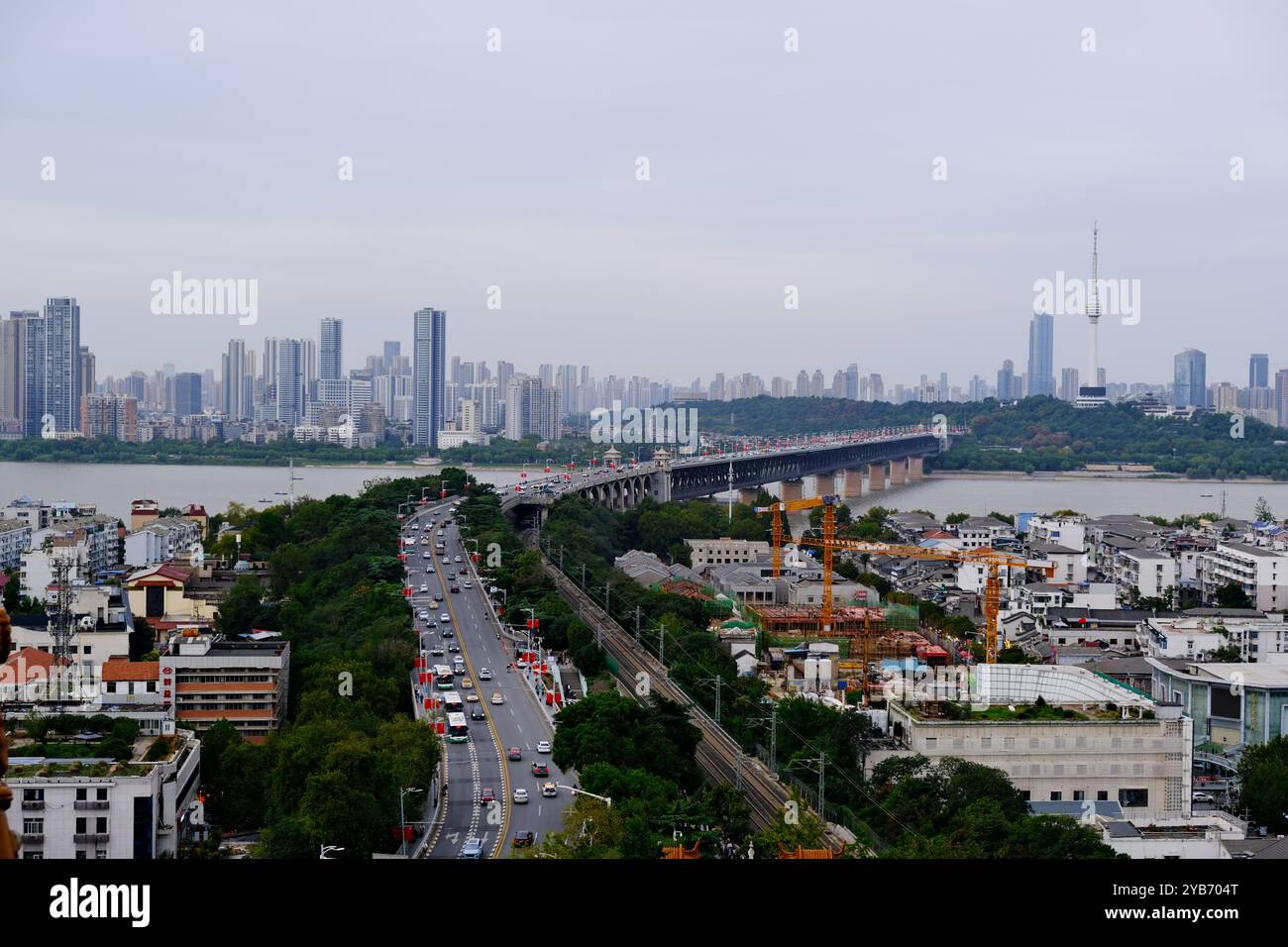 Aus der Vogelperspektive auf die Skyline der Stadt Wuhan und die Wuhan Yangtze River Bridge Stockfoto