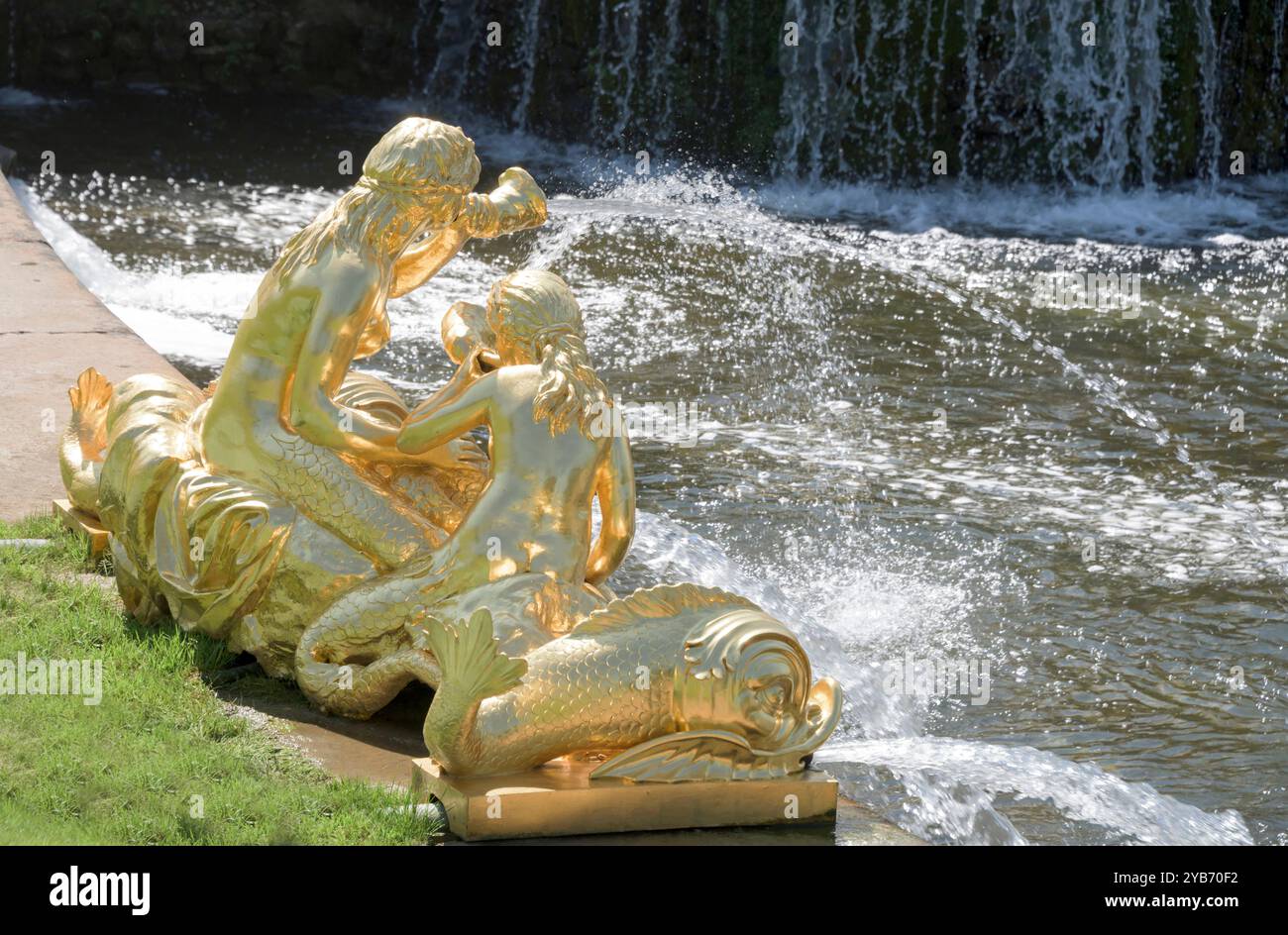 Peterhof, Region Leningrad, Russland - Juli 6,2015: Brunnen „Sirenen und Delfine“ Grand Cascade. Sirenen - in der griechischen Mythologie stellen Meeresbewohner dar Stockfoto