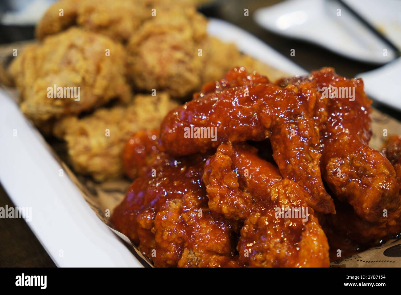 Scharfes koreanisches gebratenes Hähnchen aus nächster Nähe. Köstliches koreanisches Essen Stockfoto