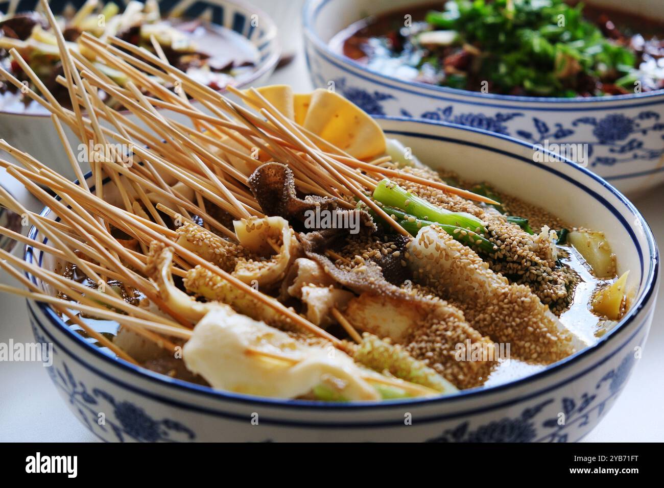 Hausgemachte Cold Pot Spieße. Traditionelles Essen in Sichuan und Chongqing in China Stockfoto