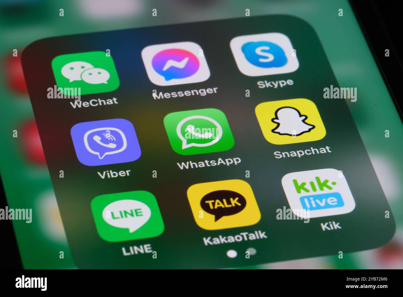 WhatsApp,LINE,Viber,WeChat,KaKaKaoTalk,Messenger,Skype,Snapchat,Kik Messenger App Symbol auf dem Bildschirm. Verschiedene Sofortkommunikationssoftware Stockfoto
